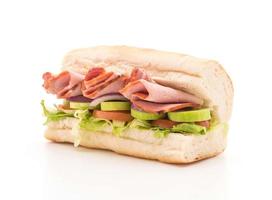 sándwich submarino de jamón y ensalada