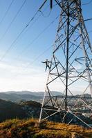 hombre colgado de la torre eléctrica foto