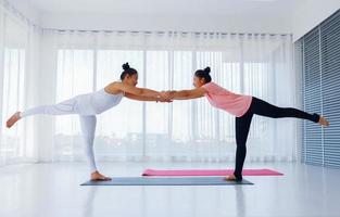 dos mujeres practicando yoga foto