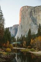 el capitan al atardecer en yosemite foto