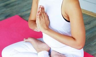 mujer practicando yoga foto