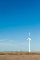 generadores de energía eólica sostenibles contra el cielo azul; renovable e foto