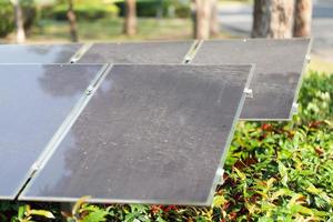 paneles solares contra la naturaleza foto
