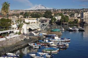 Catania en Sicilia Ognina Marina y Monte Etna foto