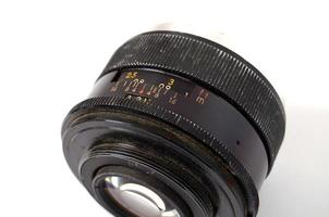 Una vieja lente de la cámara de control manual aislado en blanco