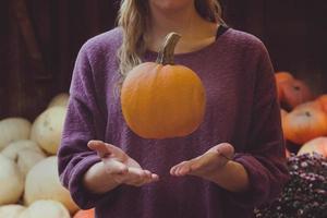 mujer cogiendo calabaza foto