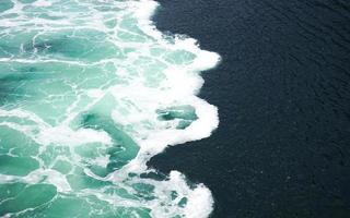 agua de mar en dirección a la orilla foto