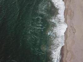 fotografía aérea de la orilla del mar foto