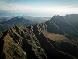 fotografía de paisaje de montañas desde arriba foto