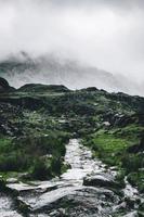 camino rocoso que conduce a la montaña foto