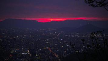 ciudad con edificios de gran altura durante la puesta de sol. foto