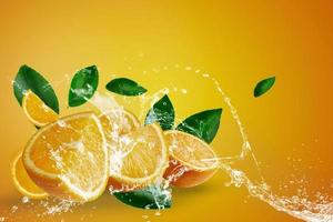 salpicaduras de agua en rodajas de naranja fresca foto