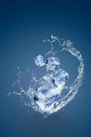 agua salpicando cubitos de hielo