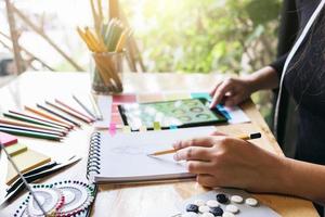 joven diseñador trabajando como bocetos de moda foto