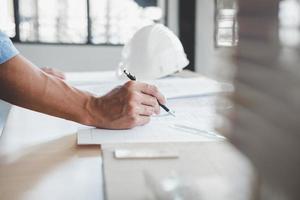 ingeniero trabajando en un nuevo proyecto foto