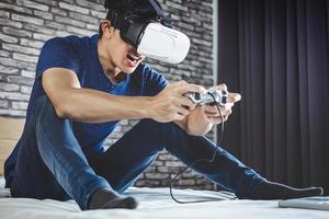 joven en casco de realidad virtual foto