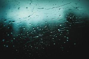 gotas de lluvia en la ventana foto