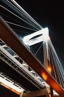 columna de un puente durante la noche foto