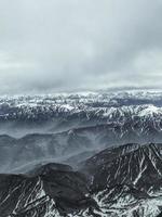 montañas cubiertas de nieve foto