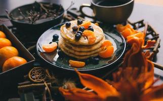 pila de panqueques con cobertura de frutas foto