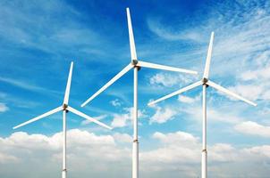 Concepto de energía renovable verde - turbinas de generador de viento en el cielo