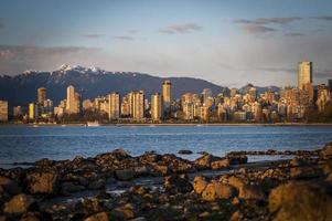Vancouver horizonte con montañas foto