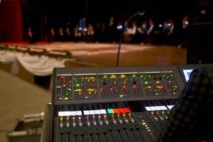 controles deslizantes de la mesa de mezclas de audio en el teatro