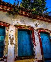 fachada de edificio colonial brasileño erosionada por el clima / regional2014 foto