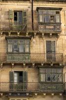 balcones tradicionales en malta. foto