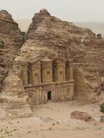 Ruinas del monasterio en Petra, Jordania