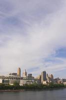 El centro de la ciudad de Cincinnati River frente al horizonte foto
