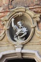 estatua de un santo en la fachada de una iglesia