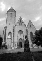 fachada y portal a la iglesia gótica foto