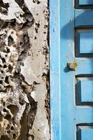 Muro de hormigón en África la antigua casa de fachada de madera foto
