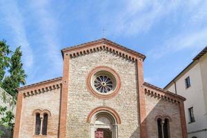 Fachada de la xiv iglesia parroquial católica en Italia foto
