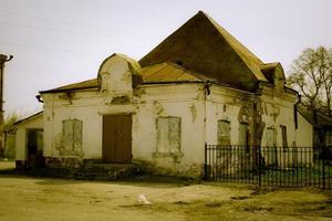 Fachada edificio destruido de ladrillo tienda en la provincia rusa
