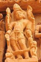 Escultura de piedra tallada del dios hindú foto