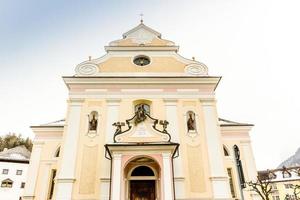 Fachada de la iglesia parroquial católica en Dolomitas