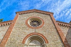 Fachada de la xiv iglesia parroquial católica en Italia foto