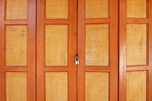 puerta de madera de estilo asiático con cerradura foto