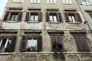 Hausfassaden und Fenster in der Altstadt von Pula in Kroatien photo