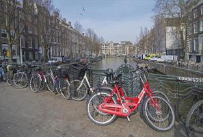aparcamiento de bicicletas en el canal, amsterdam.