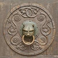 Fondo medieval grunge - martinete de puerta antigua oxidada
