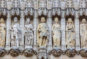 bruselas - holys en la fachada gótica del ayuntamiento. foto