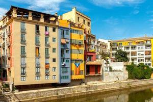 girona. fachadas multicolores de casas en el río onyar