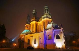 iglesia catedral en la noche brumosa foto