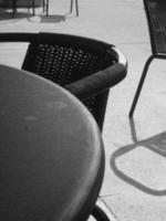 sillas de café en blanco y negro y mesa de metal foto