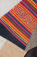 Superficie colorida alfombra de estilo tailandés peruano de cerca.