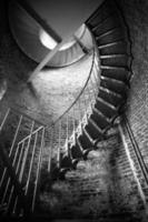 Escalera de caracol arquitectura de ladrillo metálico interior del edificio histórico foto