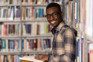 Retrato de un estudiante en una biblioteca foto